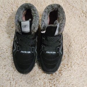 Black Fashion Sneakers with Faux Fur Lining
